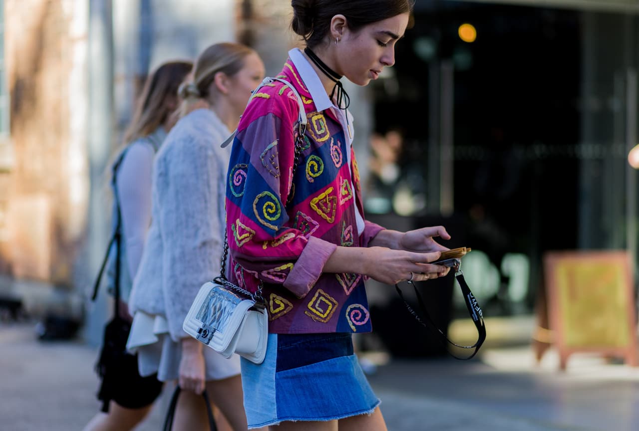 3. Lazos al cuello: pañoletas, listones y recientemente, lazos son consideradas piezas 'it' en los atuendos de toda amante de la moda. Adjudicada al ahora conocido como “efecto Monica Rose”, la estilista favorita de las Kardashian, las Crawford y las Hadid, nos muestra que como accesorio de noche o con una bomber jacket, esta propuesta irradia mucha sensualidad.