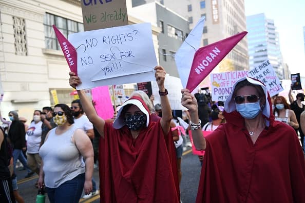 <b>¿Qué pasaría si se anulará la decisión Roe v. Wade de 1973?</b>
<br>La anulación de la ley convertiría el aborto en un delito, lo cual implicaría que las mujeres, los padres que lo autoricen para sus hijas menores de edad y los médicos que lo practiquen estarían en contra de la ley y podrían ser detenidos y condenados.
<br>