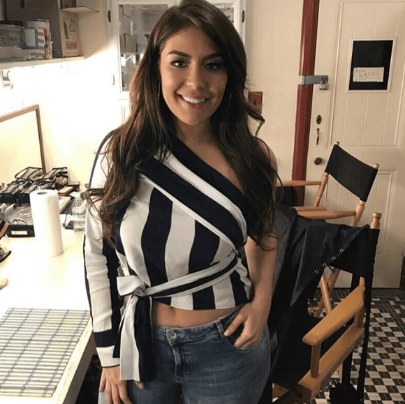 Además, Evelyn trabaja en la radio local de Los Ángeles, CA.