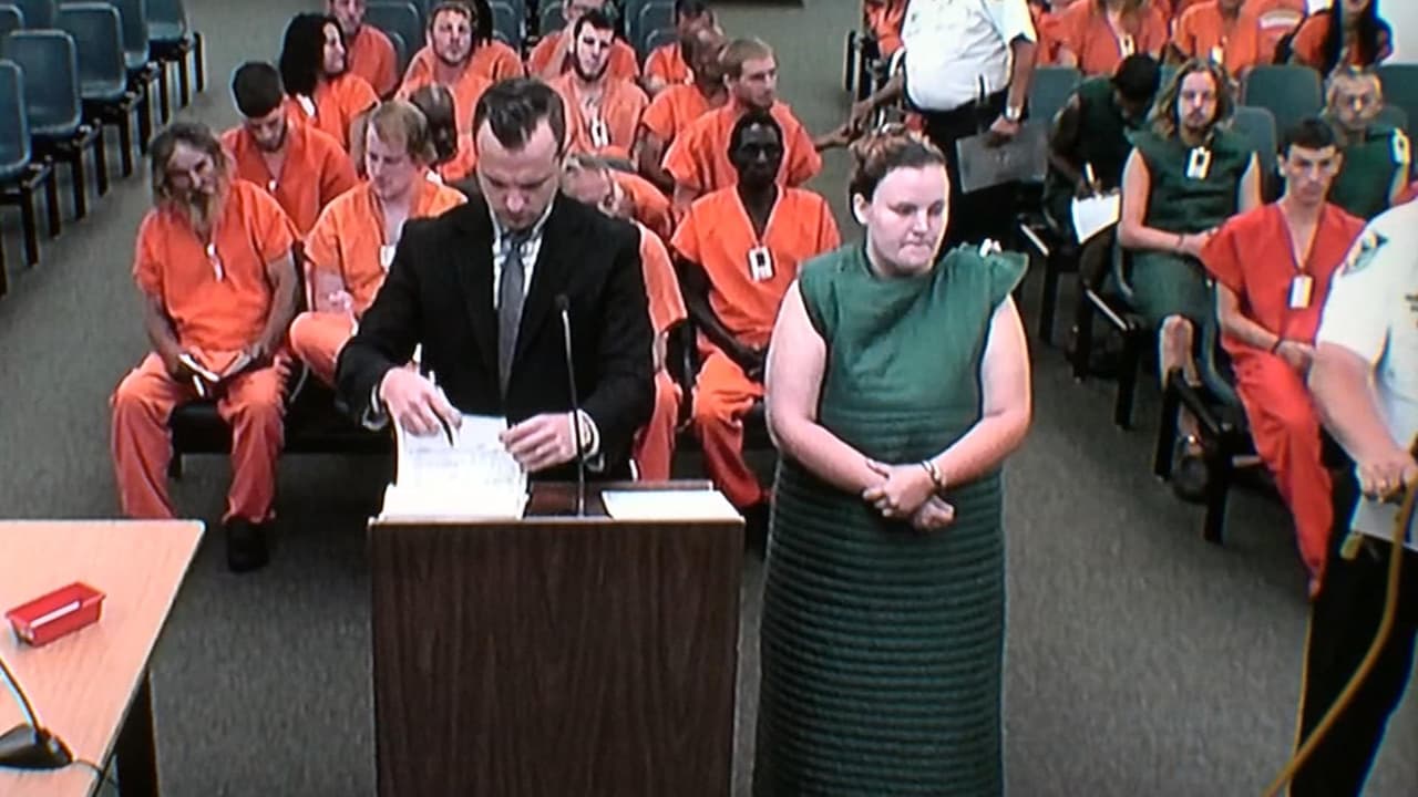 Acusan a una mujer de Florida de abusar de un niño de 11 años con el que tuvo un hijo