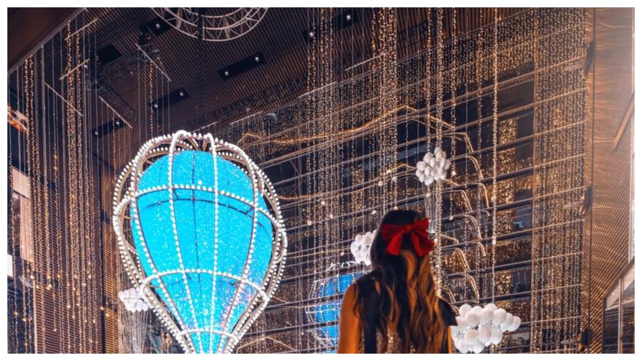 <a href="https://www.hudsonyardsnewyork.com/shine-bright-hudson-yards">Shine Bright Only at Hudson Yards</a>
<br>20 Hudson Yards, NY
<br>
<a href="https://www.google.com/maps/dir/20+Hudson+Yards,+New+York,+NY+10001/@40.7535025,-74.0710953,12z/data=!3m1!4b1!4m9!4m8!1m0!1m5!1m1!1s0x89c259b41fb3c9c9:0x41e2f4ae567cdbf7!2m2!1d-74.001055!2d40.7533936!3e2">Cómo llegar</a>
<br>En Hudson Yards, se presenta “Shine Bright Only at Hudson Yards”, en el cual puedes ver 
<b>un globo aerostático de 32 pies volando</b> sobre su distrito comercial, completamente iluminado.