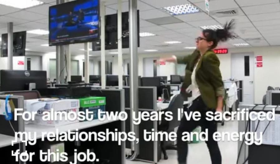 Renuncia, celebra bailando y se hace viral.