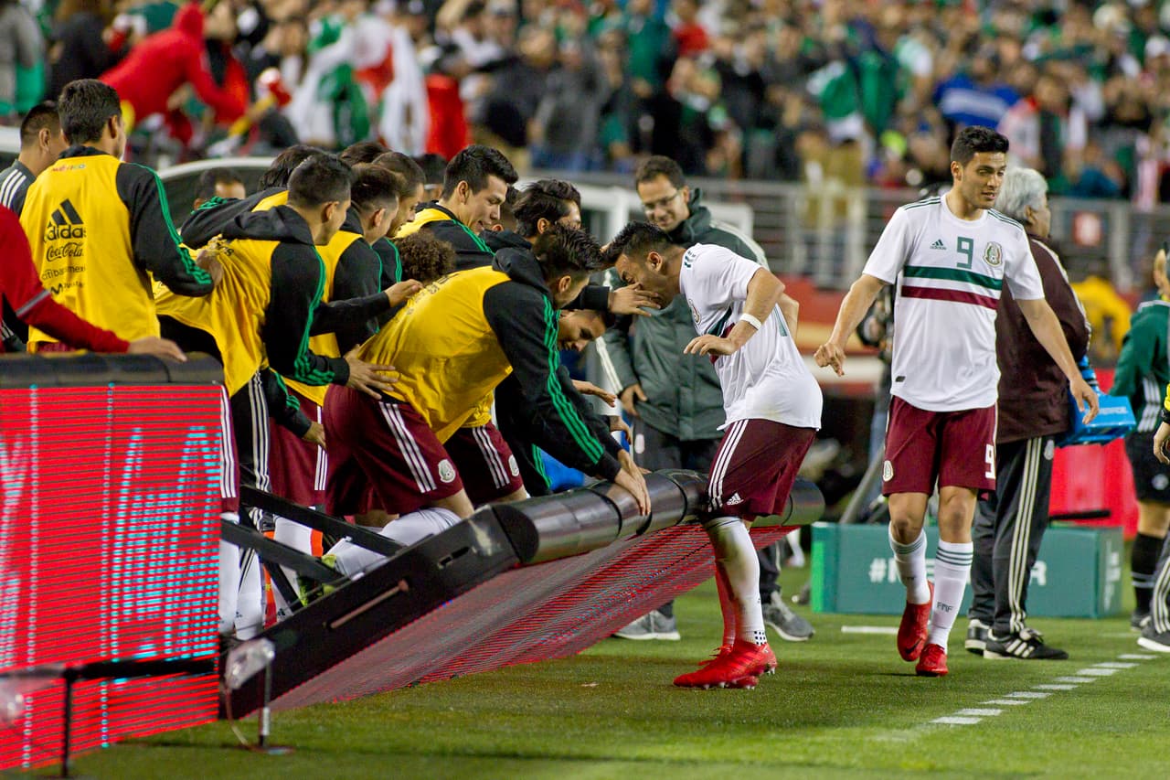 En la celebración con sus compañeros, la emoción incluso hizo que tumbaran una valla publicitaria.