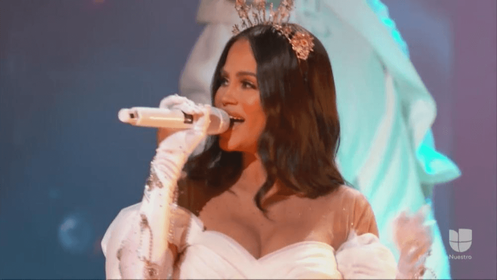 La dominicana eligió el escenario de la premiación para anunciar que ella y Raphy Pina están próximos a convertirse en padres.