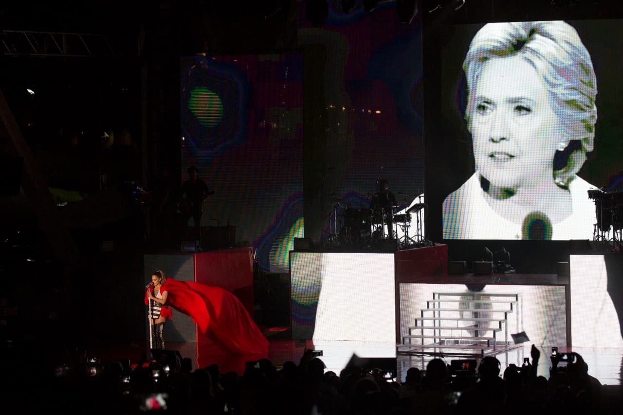 Antes de salir al escenario, el rostro de Clinton se proyectó en las pantallas del anfiteatro del Bayfront Park. "El cielo es el límite", dijo la candidata presidencial.