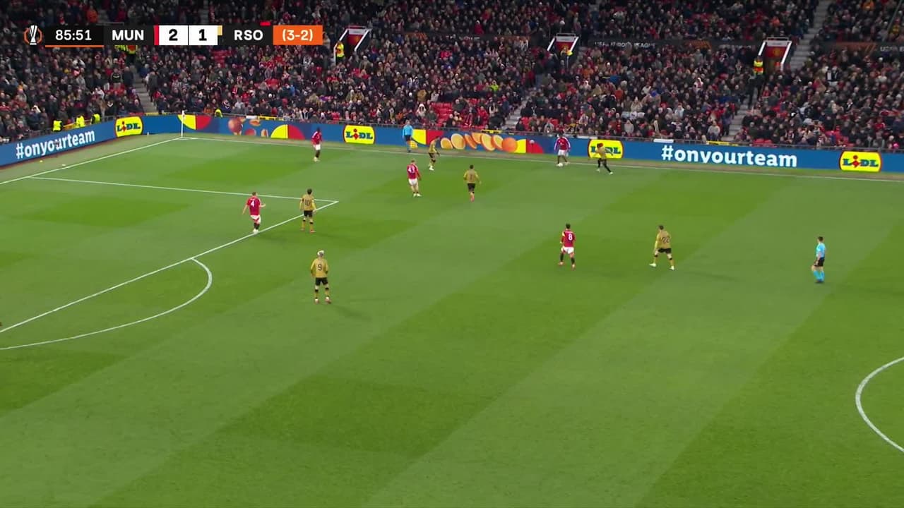 ¡GOL!  anota para Manchester United. Bruno Fernandes