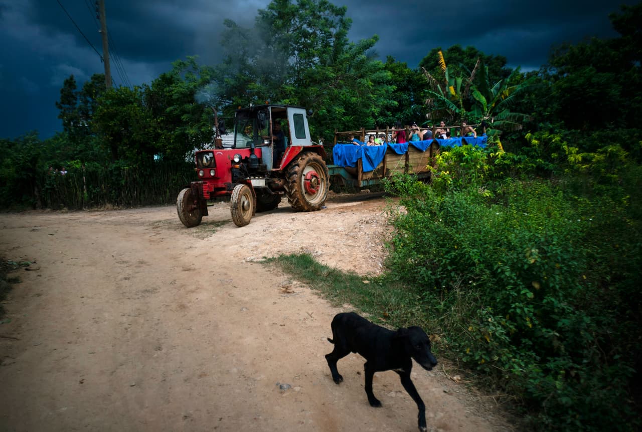 El momento del día que todos esperan en El Infernal ocurre cuando Osniel Hernández, el conductor del creativo invento, llega con un remolque cubierto con una lona azul y lleno de agua. La fuerza de un tractor mueve a la pileta rodante por las calles de tierra del vecindario.
<br>