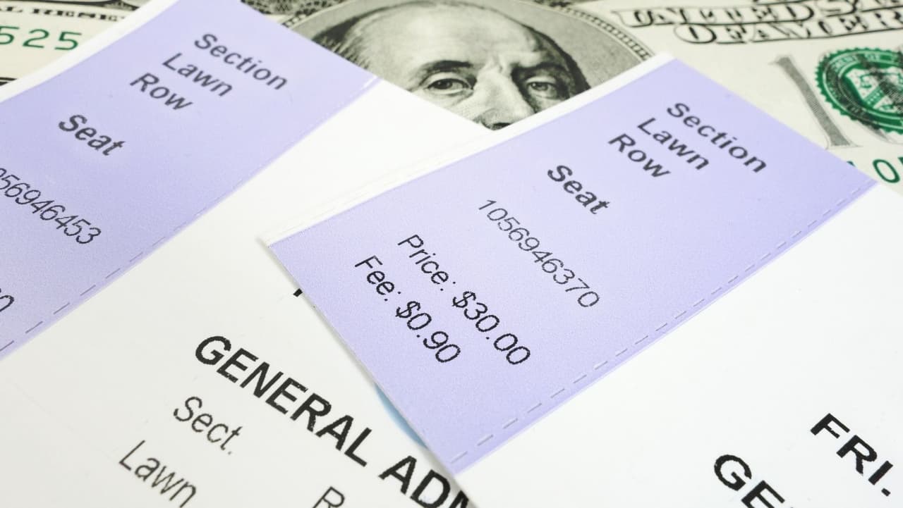 Recuerda que las 
<b>entradas no valen nada una vez realizado el evento</b>. Si absolutamente debe comprar un boleto de reventa de inmediato, pagará una prima por él. Si está dispuesto a esperar hasta el día del espectáculo, es probable que obtenga una mejor oferta, pero también es posible que no obtenga un boleto.