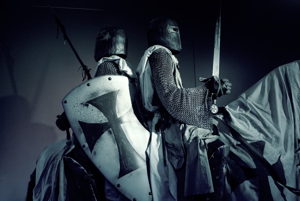 Se supone que algunos grupos de templarios pudieron salvarse de ese baño de sangre y llevarse consigo secretos que después compartirían en logias como las de los masones, rosacruces y otras sociedades secretas.