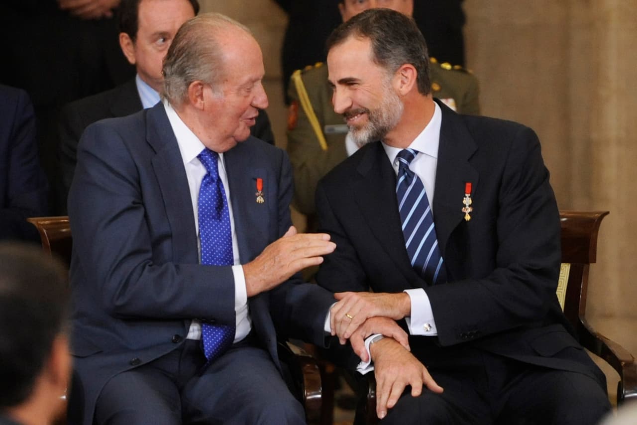 "Majestad, querido Felipe", son las palabras con las que Juan Carlos inicia el mensaje hacia su hijo.