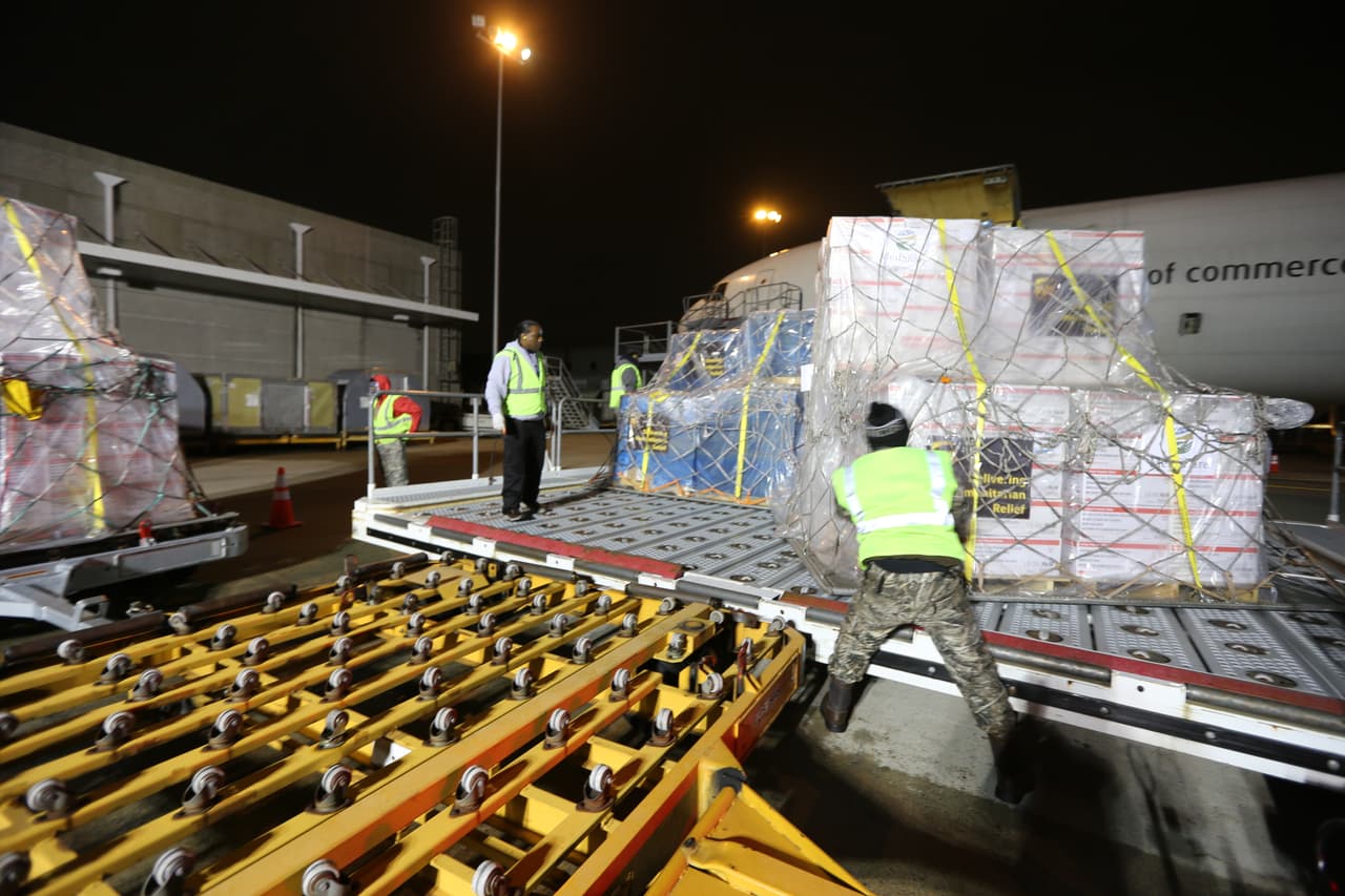 El cargamento incluye 2 millones de mascarillas respiratorias, 11,000 trajes protectores y 280,000 guantes.