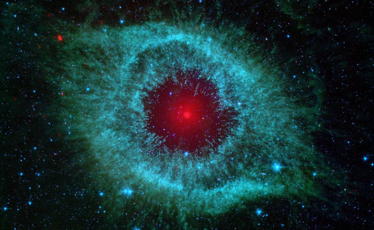 Imagen infrarroja de la nebulosa de la Hélice, también conocida como ojo de Dios o de Sauron, captada con el telescopio espacial Spitzer