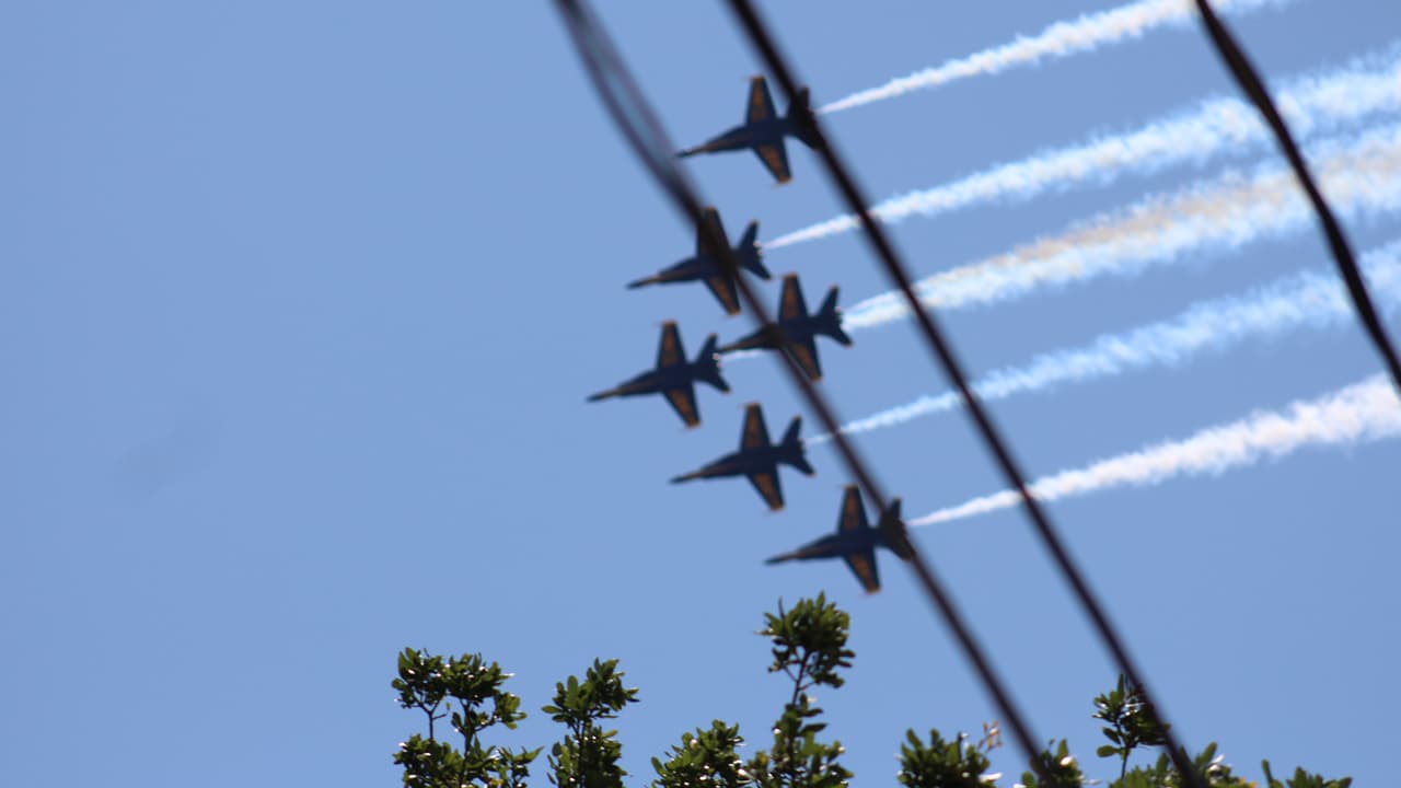 Las aeronaves hicieron un círculo sobre el área del Centro Médico para luego dirigirse a Katy, Texas.