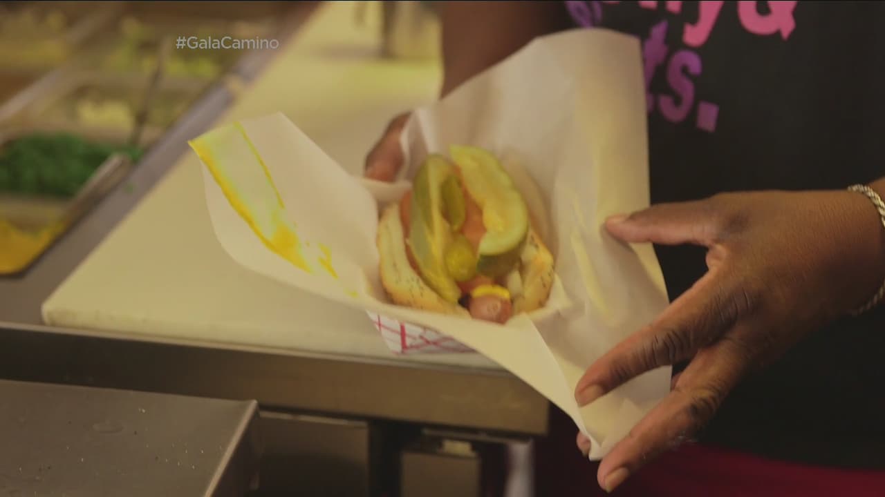 Danilo no podía perder la oportunidad de probar unos deliciosos hot dogs.