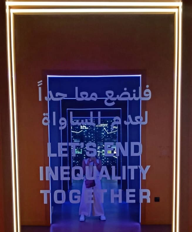 La actriz oaxaqueña, quien ha sido
<b>voz de la diversidad</b> durante los últimos tres años tras su nominación al Oscar, también se ha convertido en referente de moda y en este viaje a los Emiratos Árabes Unidos dejó huella con su estilo.