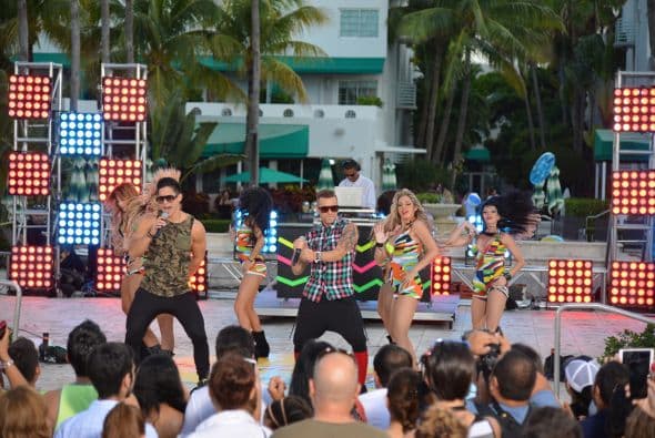 Juanes, Calibre 50 y Chino y Nacho