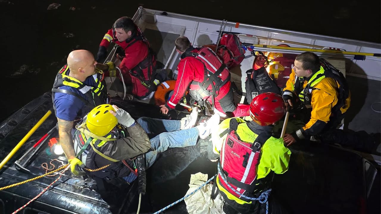 Al hombre se le colocó un chaleco de flotación y cuerdas para maniobrarlo hasta la parte superior del auto.