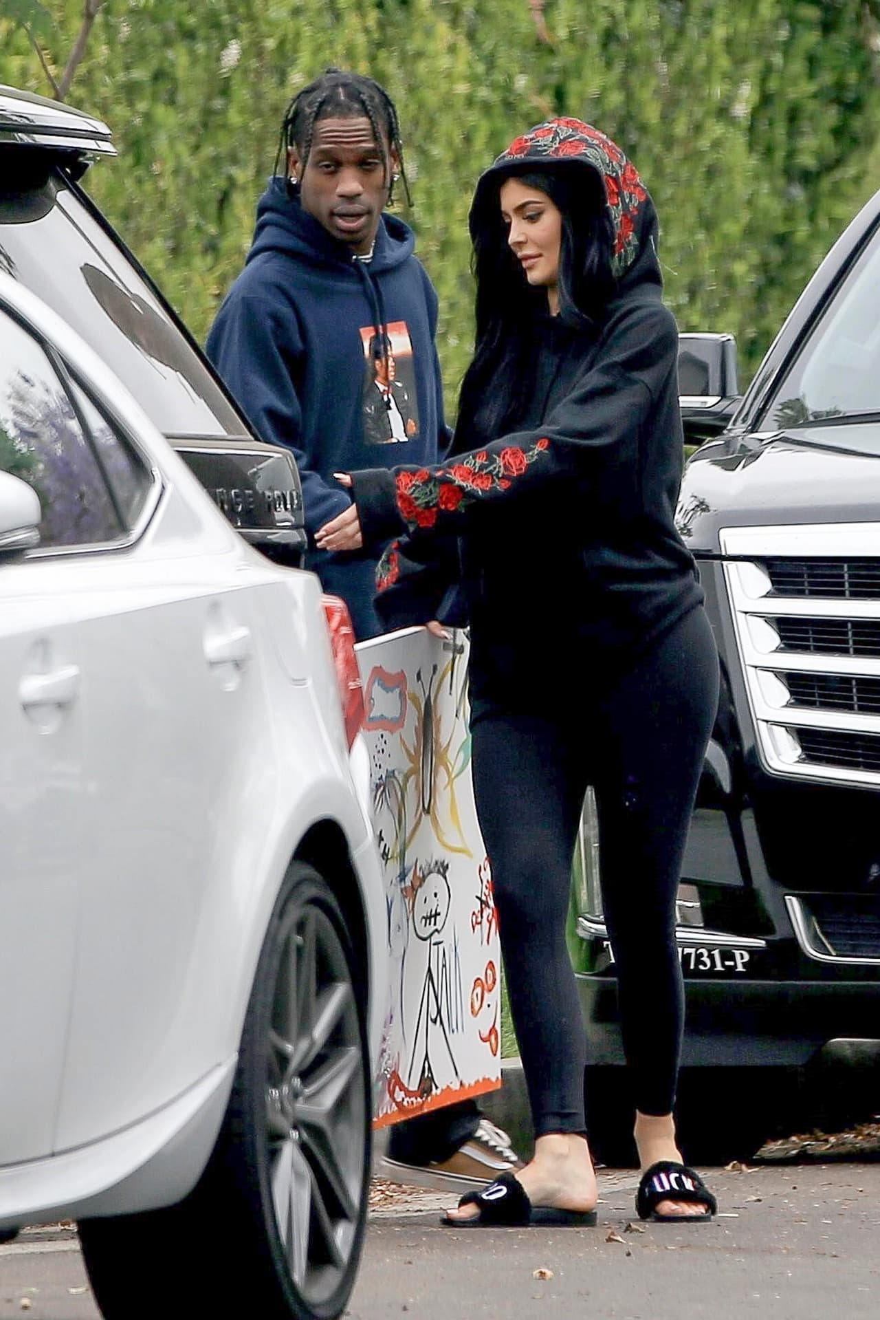 Incluso, la pareja ya está en la etapa de la ternura: en esta fotografía se ve cómo Travis le entrega a Kylie una pintura.