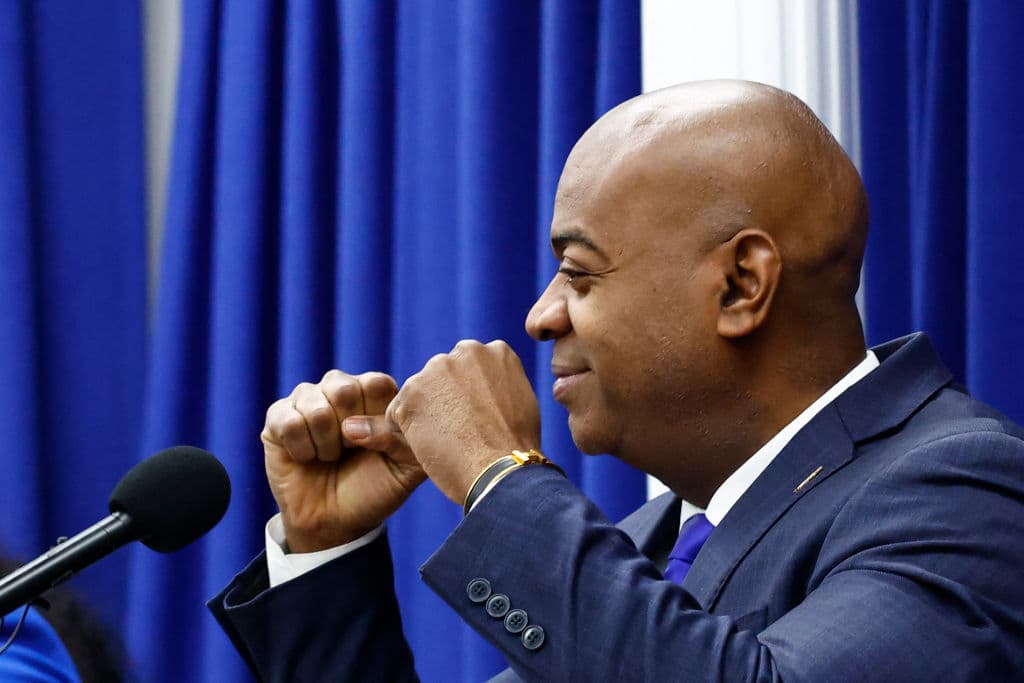 No es un secreto que el alcalde Baraka busca ser elegido 
<b>gobernador de Nueva Jersey</b>, una silla actualmente ocupada por 
<b><a href="https://www.univision.com/local/nueva-york-wxtv/gobernador-nueva-jersey-trump-revisar-tarifa-congestion-manhattan" target="_blank">su compañero demócrata, Phil Murphy</a></b>. 
<br>
<br>No respaldó la apertura del centro de detención de inmigrantes en Delaney Hall, denunciando públicamente, problemas con los permisos de construcción.
<br>
<br>De todos modos, la administración del 
<b>presidente republicano Donald Trump</b> abrió y utiliza las instalaciones, desde el 1 de mayo.