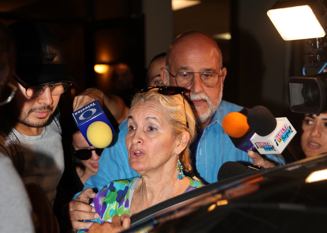 Previo a la llegada de José Joel y Marysol, la viuda del cantante, Sara Salazar expresó: "Se ha muerto el amor de mi vida", al salir de una agencia funeraria.