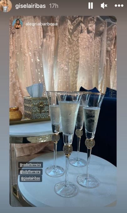 Nadia Ferreira y sus acompañantes celebraron este emotivo momento con una copa de champagne entre las paredes repletas de las lujosas piezas.