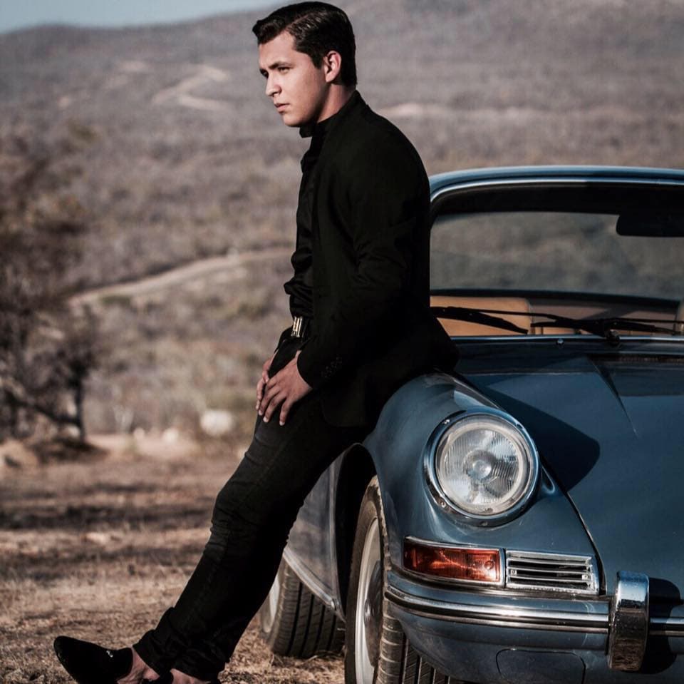 Y como todo joven, le encanta vestirse a la moda, de mezclilla, playeras y camisolas juveniles. Lo mismo cuida mucho el calzado y el peinado siempre está en su lugar.