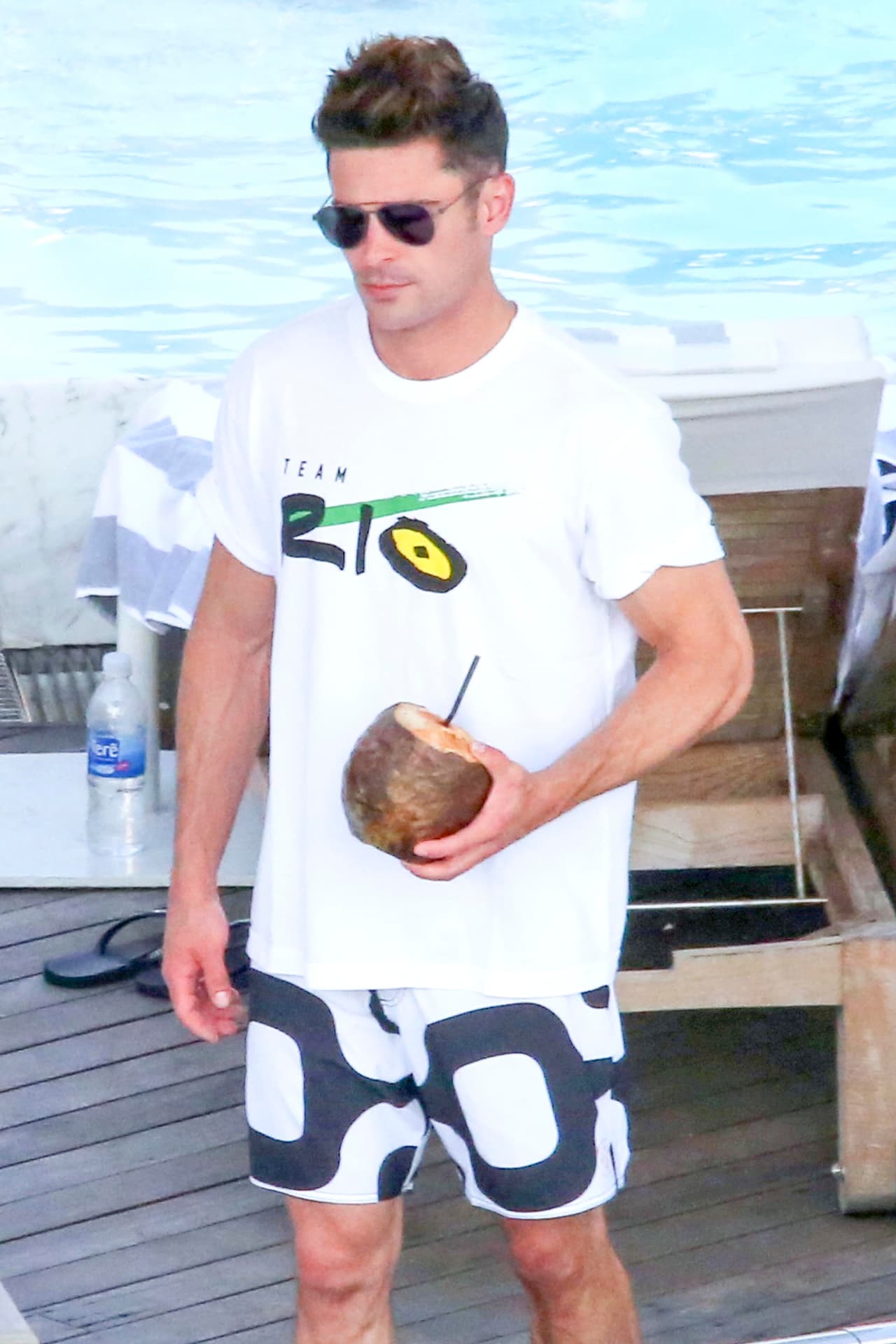 El actor sigue disfrutando de sus días en Brasil, con todo y playera de 'TEAM RIO'.