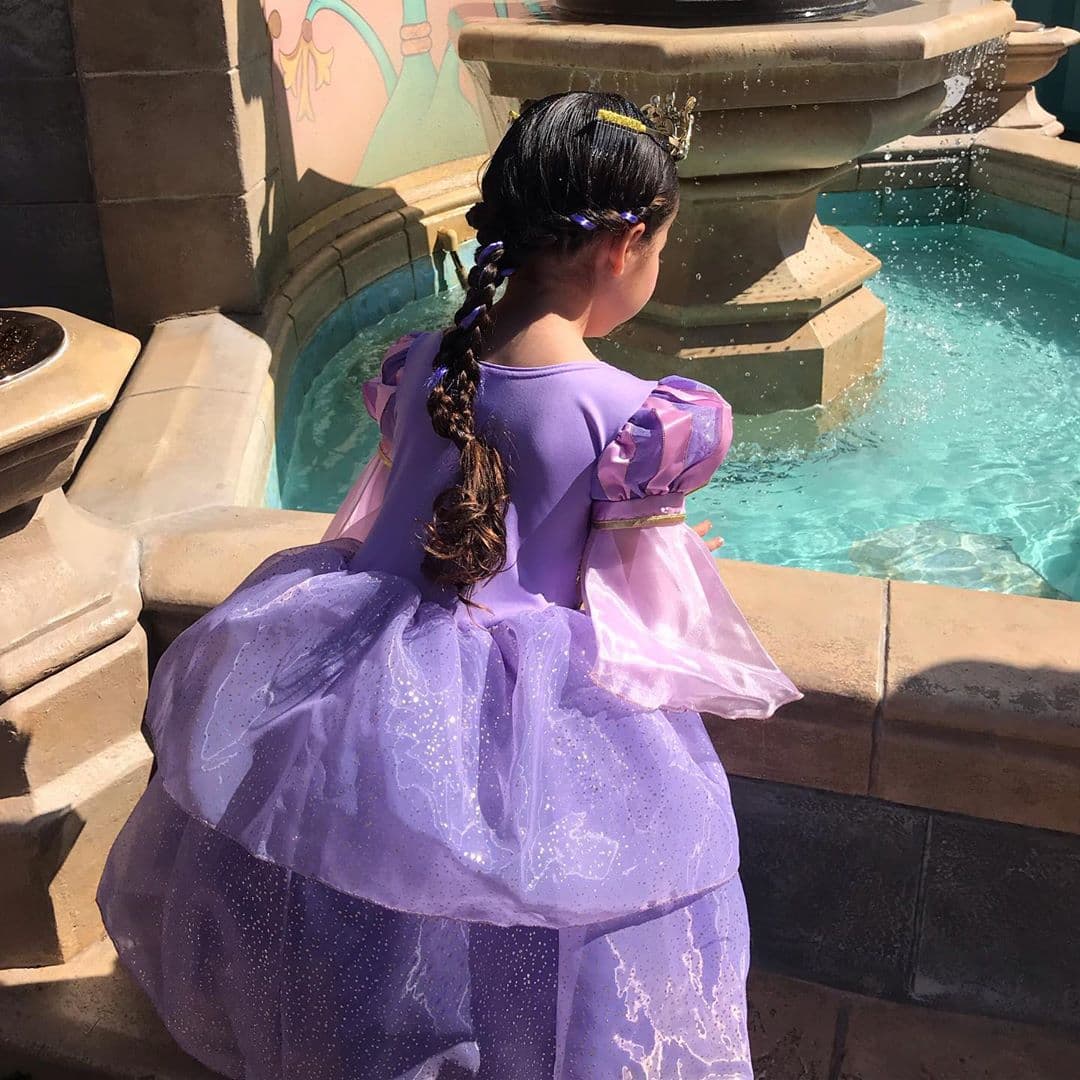 La princesa lanzó un deseo a la fuente mágica. ¿Qué habrá pedido? Tal vez regresar al parque para seguir creyendo en la fantasía. 
<br>