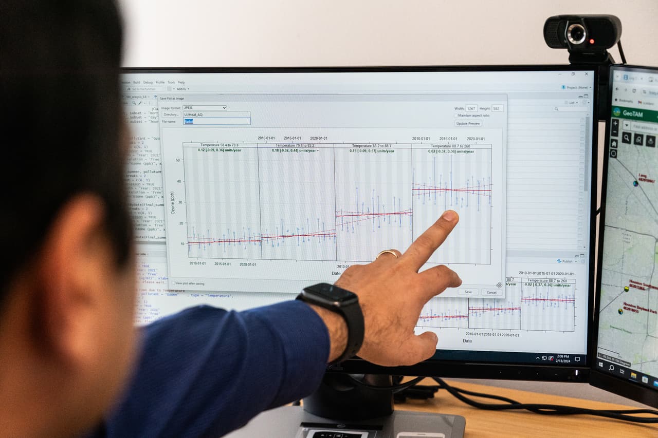 <i>Ebrahim Eslami, científico investigador del Centro de Investigación Avanzada de Houston (HARC, por sus siglas en inglés), señala los gráficos de la calidad del aire en su oficina de Spring, al norte de Houston. “Es realmente confuso”, dice Eslami sobre navegar por el sitio web de la Comisión de Calidad Ambiental de Texas. "Es una tarea muy, muy tediosa incluso para mí".</i>