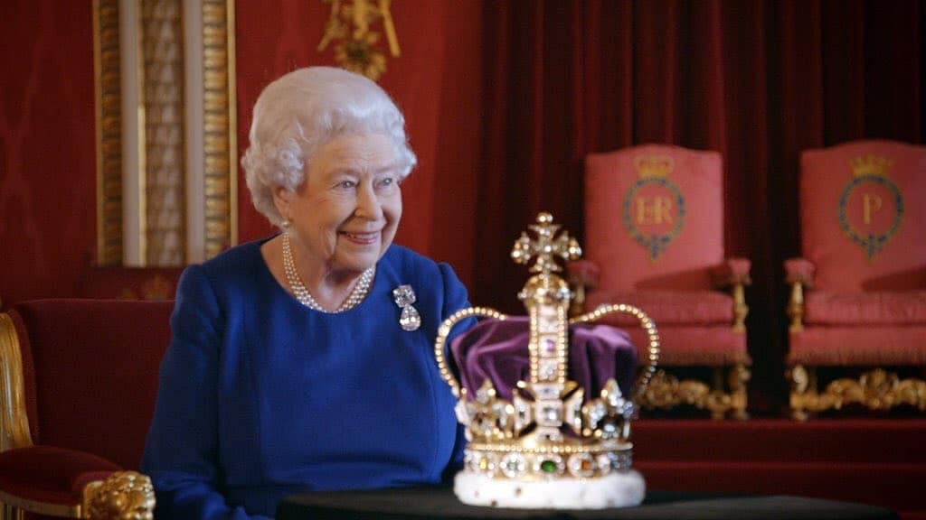 ¿Y qué es lo que ofrece la reina como compensación para este empleo? No precisamente las joyas de la corona: el salario es de 30,000 libras esterlinas al año (aproximadamente 38,000 dólares) según su experiencia.