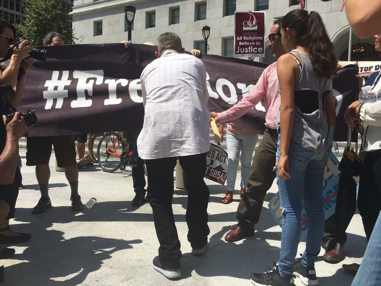 De manera simbólica, Avélica cortó con unas tijeras una manta en la que se leía “#Free Rómulo”.