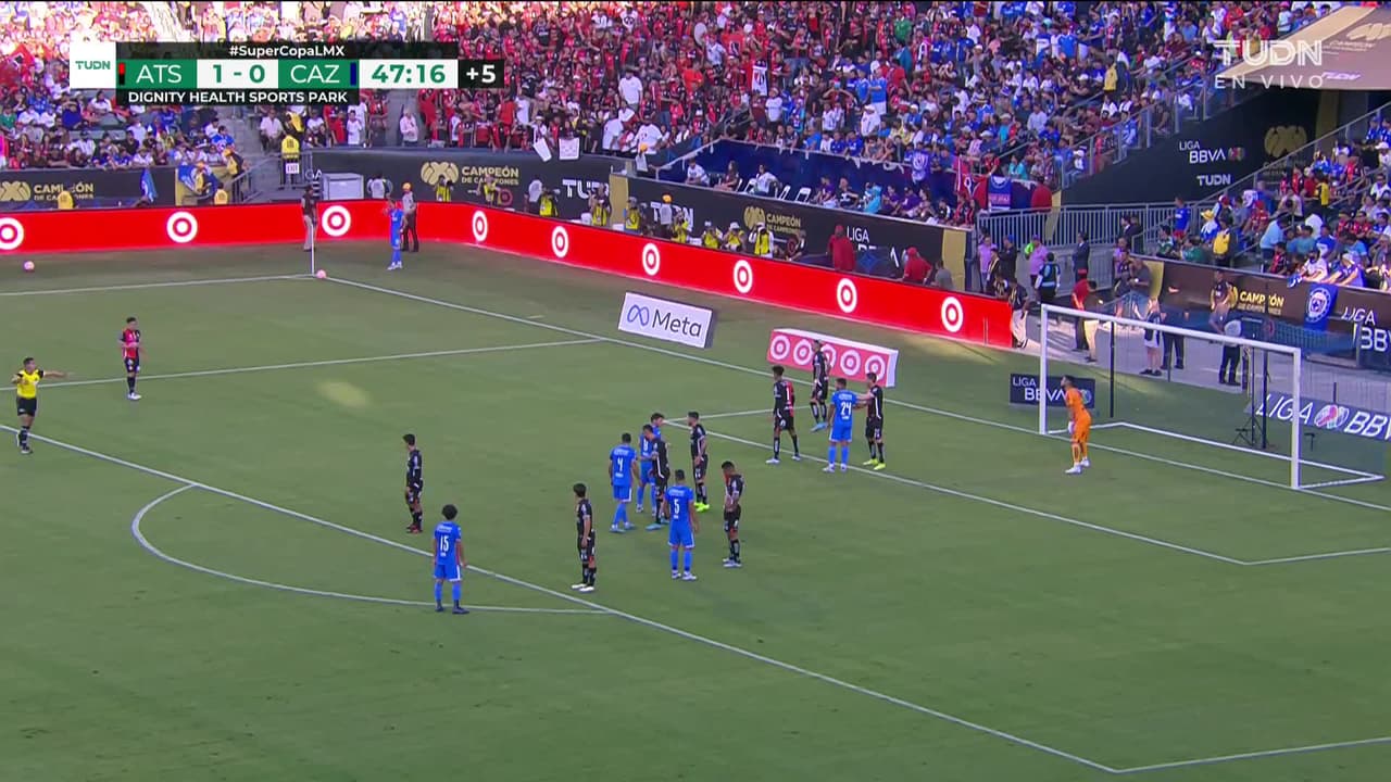 ¡GOL!  anota para Cruz Azul. Santiago Giménez