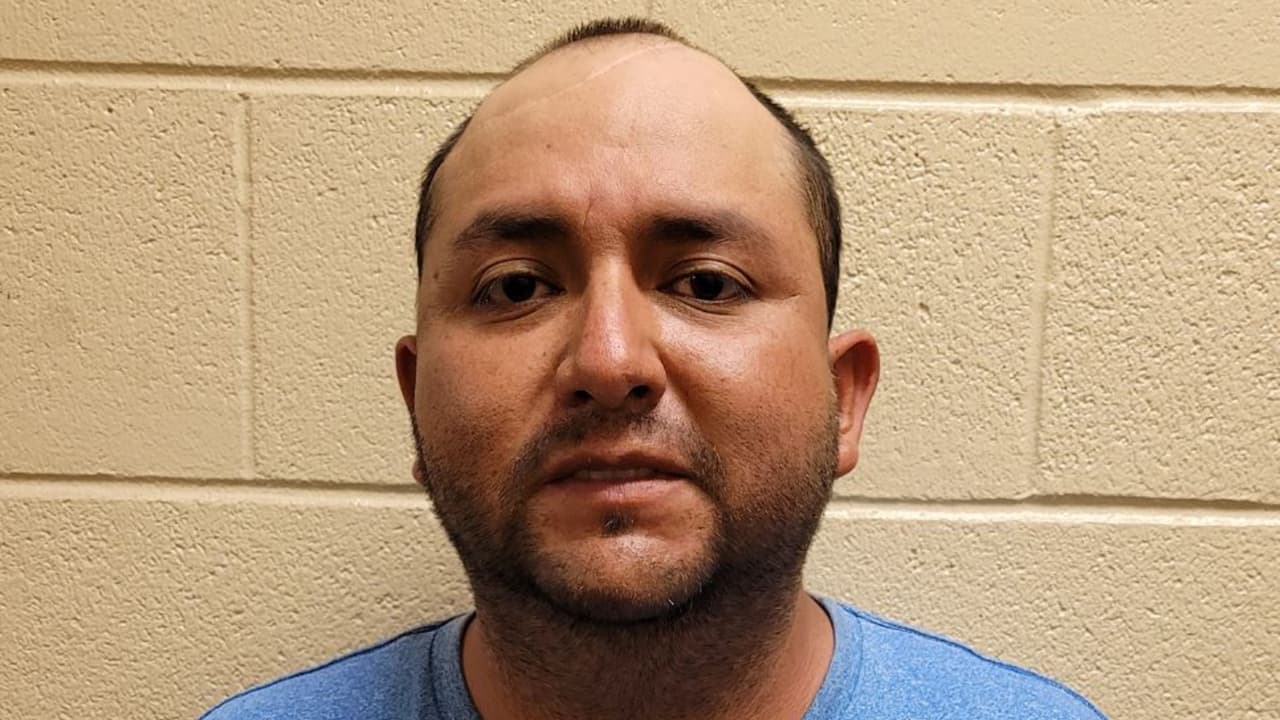 Agentes de la estación de Tucson respondieron a un grupo de presuntos migrantes que evadían la detección cerca de Sasabe, Arizona y arrestaron a Omar Muñiz Ortiz junto con otros cinco indocumentados. Los registros revelaron que el ciudadano mexicano fue condenado por homicidio imprudente en Phoenix, Arizona.