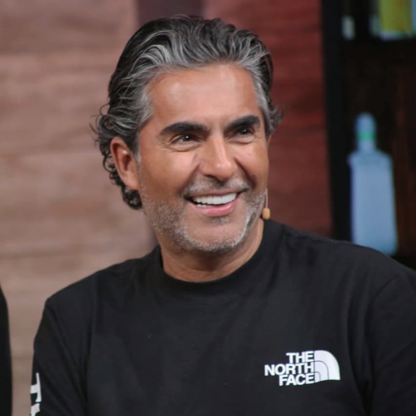 El también actor, de 55 años, reveló en esa misma entrevista el nombre de la mujer que lo tiene ilusionado.