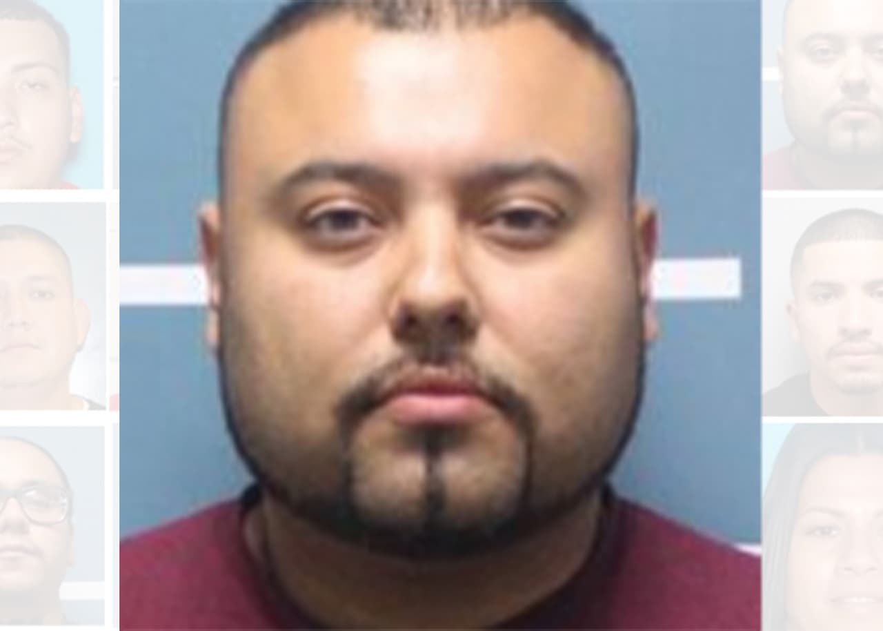 Felipe Serrano, 29 años, residente de Dinuba. Enfrenta cargos tener un arma de fuego, y venta ilegal de marihuana.