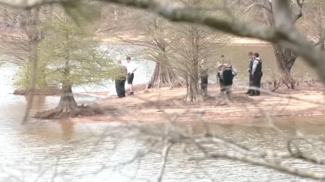 Las autoridades se movilizaron cerca del puente Cheek Road Bridge.