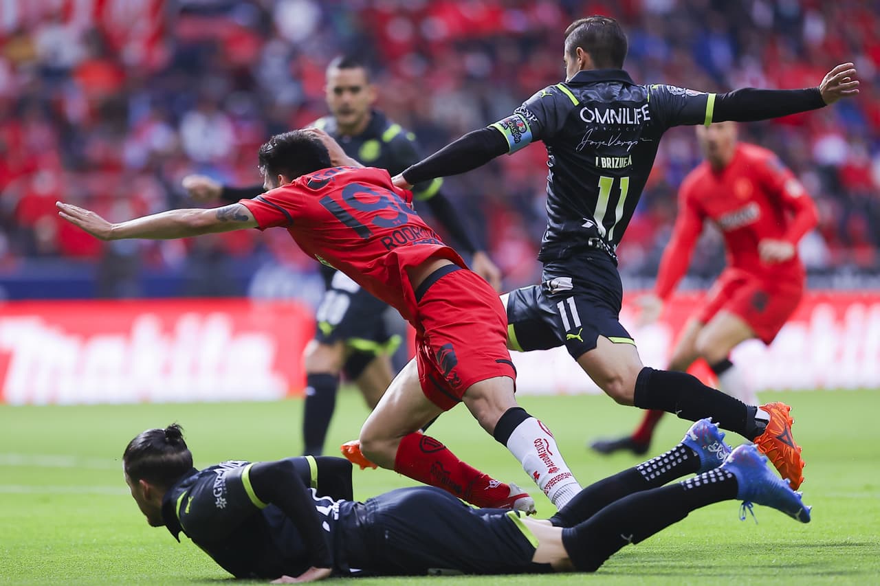 En un partido de poder a poder y donde Chivas se quedó con 10 hombres desde el minuto 27, los Diablos Rojos rescataron el empate sobre la agonía del partido.