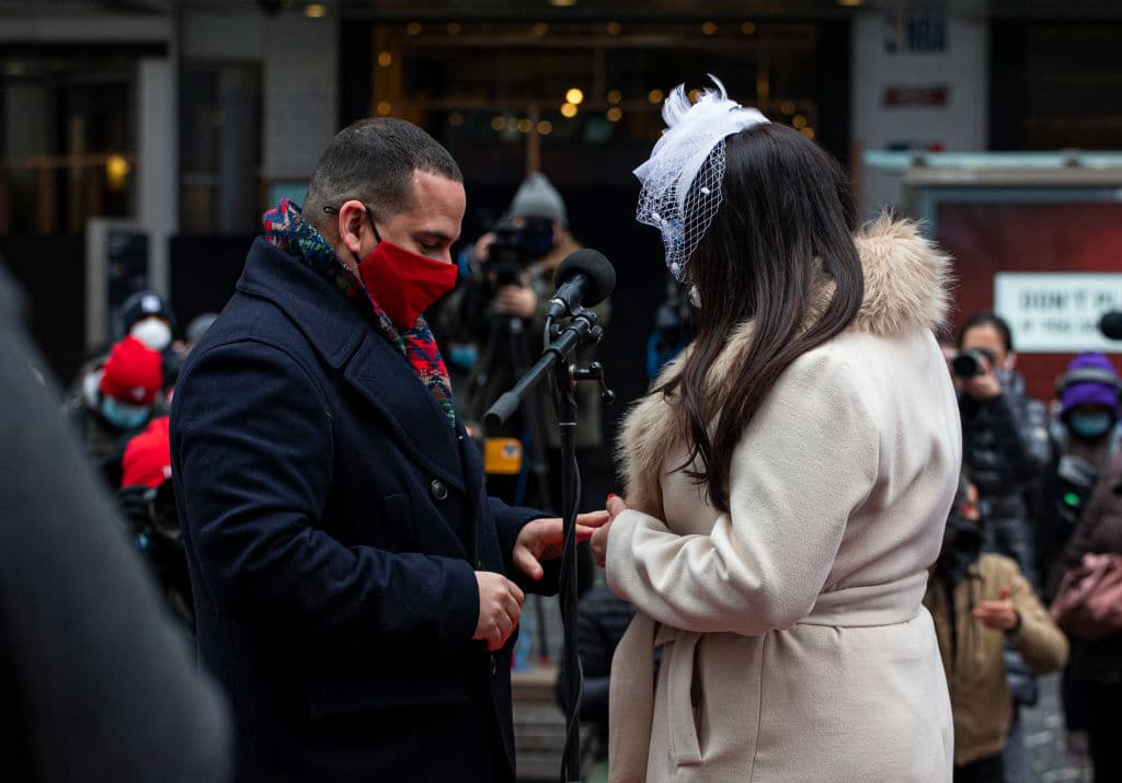 El momento en que Denise Marte coloca el anillo a Robert Marte en su celebración de San Valentín.