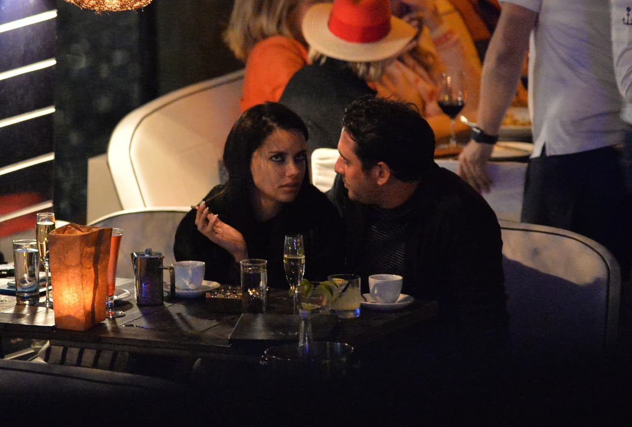 Adriana Lima rompió con el receptor de New England Patriots Julian Edelman hace sólo una semana. Sin embargo, se le vio besándose en un restaurante con el chico malo de los muchachos de Nueva York Mitch, Matt Harvey. Estas son las primeras fotos de la nueva pareja. La pareja llegó en yate y cenaron y tomaron champán por horas en el River Yacht Club el 15 de marzo de 2017, en Miami, Florida.