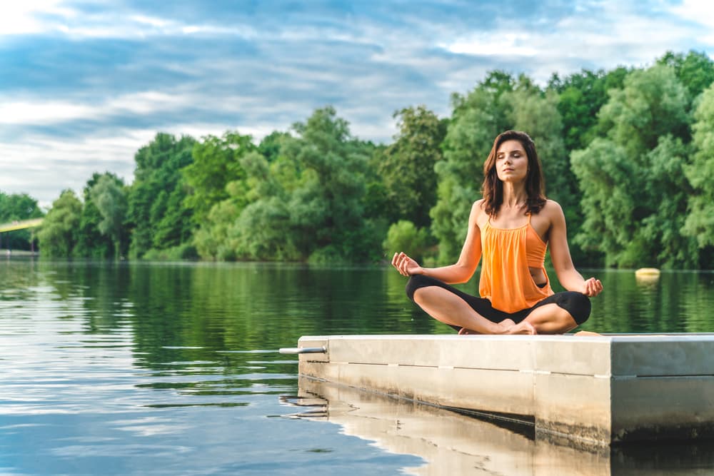<b>La Liebre en el Mes del Dragón </b>
<br>Si el tiempo lo permite y tienes posibilidades, procura acudir a un sitio donde haya plantas, agua –un lago, río, estanque, el mar- y puedas estar en intimidad con las propiedades energizantes de la naturaleza. Puede haber dinero en el azar sobre todo si te guías por un sueño y si actúas siguiendo una corazonada. No cuentes a nadie lo que pretendes hacer, haz tus asuntos de manera privada y posiblemente regreses a casa con los bolsillos llenos.