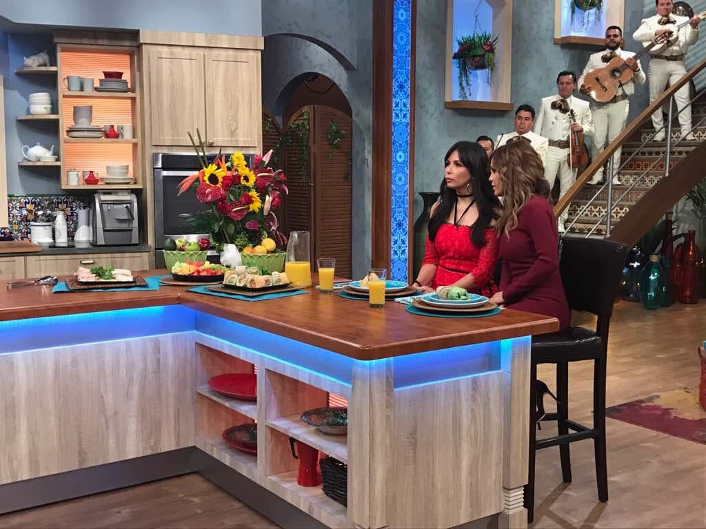 Karla y Giselle no perdían detalle de nada.