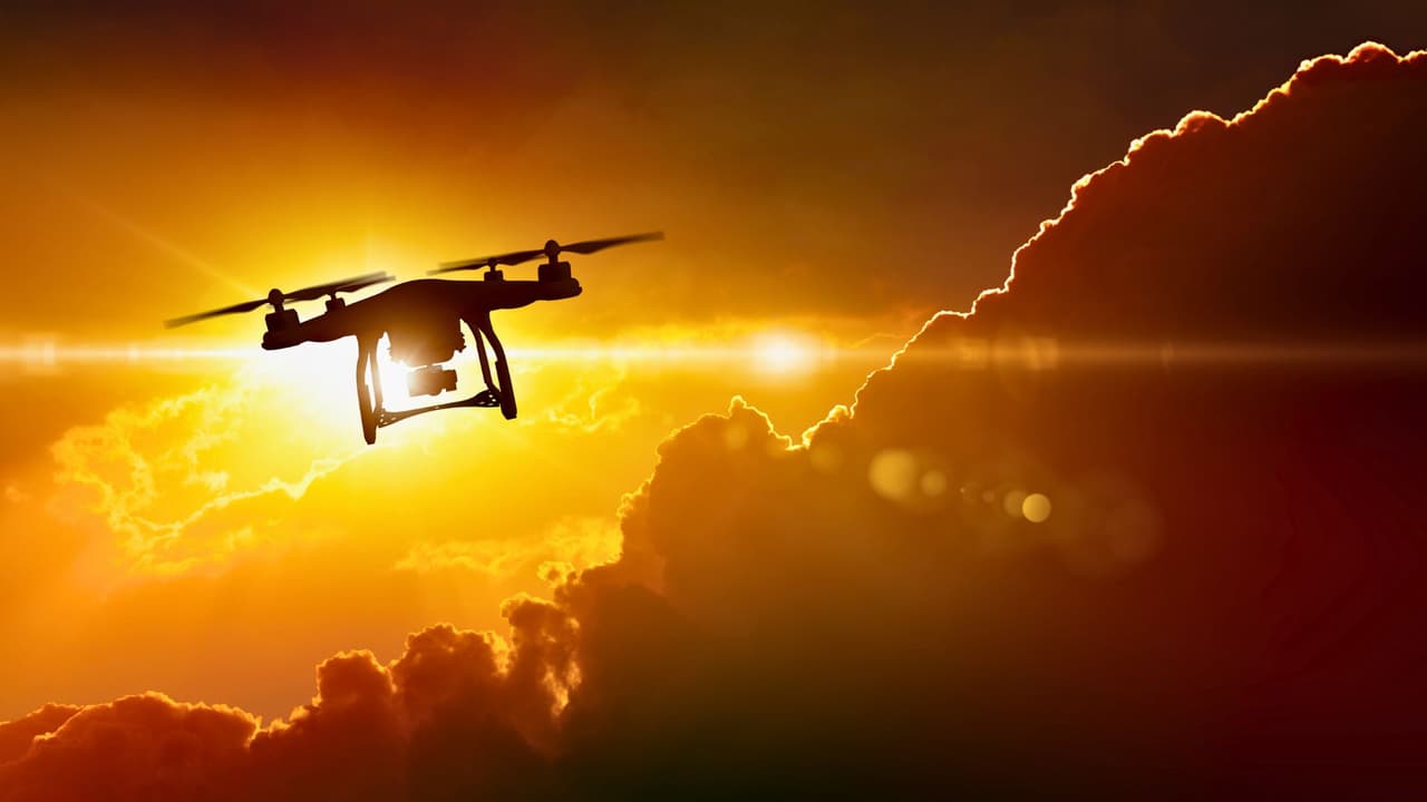 <h3 class="cms-H3-H3">🔎 Preguntas comunes y respuestas sobre cómo volar y operar un dron en Texas </h3>
<br>
<b>🔴 ¿Qué sucede si vuelo mi dron fuera de las reglas establecidas por la FAA? </b>
<br>🟢 Volar fuera de las reglas de la FAA puede resultar en sanciones significativas, incluyendo multas y la confiscación del dron. Además, un mal uso del dron puede poner en peligro la seguridad pública y dañar la propiedad de otros.