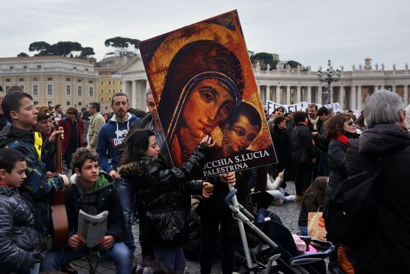 Recordó que el Evangelio de este domingo presenta el episodio de la mujer adúltera a la que Jesús salva de la condena a muerte y ha dicho que "impresiona" escuchar las palabras de Jesús.