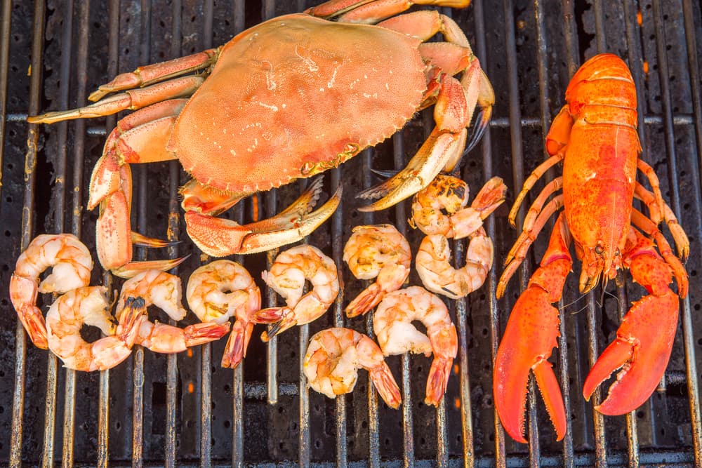 Para finalizar, ponla en la parrilla con la abertura hacia abajo y ásala durante 5 minutos y listo. Puedes acompañarla con una ensalada y una deliciosa copa de vino.
