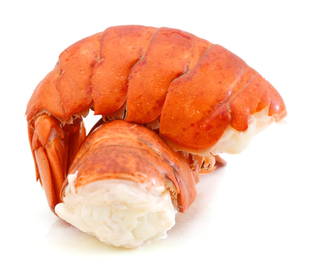 Langosta en ceviche. Tal vez nunca pensaste que te sugeriríamos un ceviche de langosta, pero así es y no es nada complicado. Primera cocina las colas por unos 10 minutos y córtalas en forma de cubo.