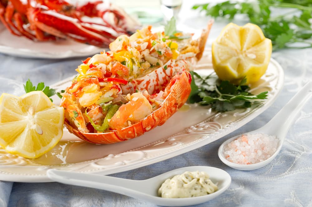 Cuando el ajo comience a dorarse, agrega sal, limón, perejil y vino blanco, déjala cocinar por otros 10 minutos más. Para servirla puedes colocarla de nuevo en su propio cascarón si lo tienes o si lo pediste cuando adquiriste la langosta.