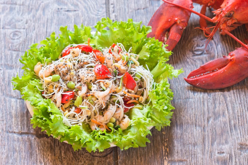 Langosta en ensalada. Aunque no lo creas en primera estancia la langosta también la puedes preparar de este modo. Solo cócela durante 10 minutos y después córtala en rodajas.