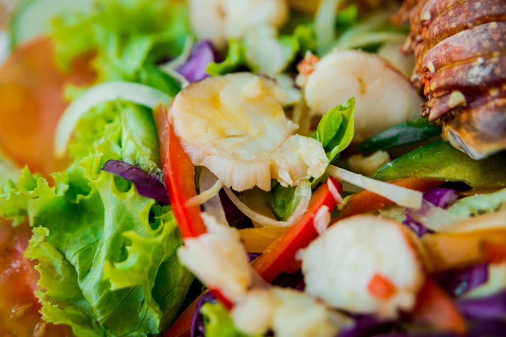 Mientras esta lista la langosta, prepara una mayonesa con aceite, sal, vinagre, huevo y mostaza; después puedes servir en un bowl mediano hojas de lechuga picadas y, sobre ellas, las ruedas de langosta ya cocidas. Para finalizar, incorpora el aderezo y remuévelo todo para que los ingredientes se integren.