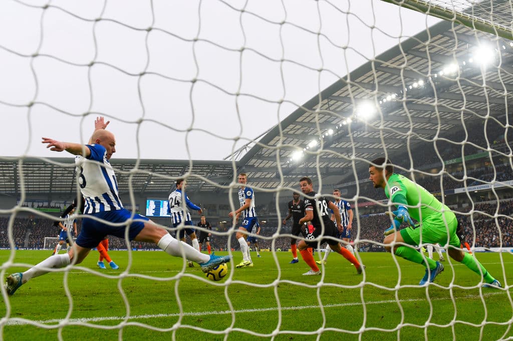 Un gol de Jahanbakhsh, al 84, le dio el empate 1-1 al Brighton; Azpilicueta abrió el marcador para el Chelsea.