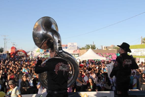 Los corridos de la banda grupera “Voz de Mando” se hicieron sentir en los Latin Grammy Streets Parties en Phoenix, donde los fanáticos esperaban ansiosos y cantaron con entusiasmo las más famosas canciones de esta agrupación. 